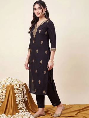 Women Ethnic Motifs Embroidered Regular Thread Work Kurta with Trousers 3