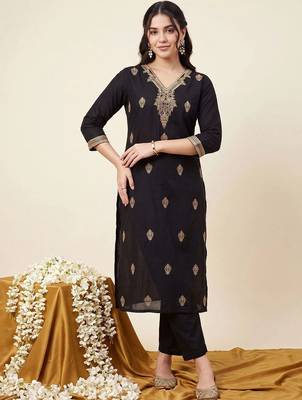 Women Ethnic Motifs Embroidered Regular Thread Work Kurta with Trousers 6