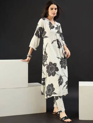 Women Floral Printed Regular Kurta with Trousers 1