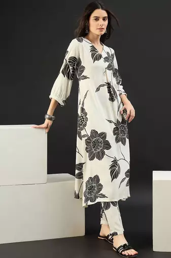 Women Floral Printed Regular Kurta with Trousers