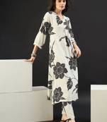 Women Floral Printed Regular Kurta with Trousers