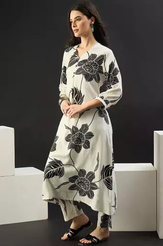 Women Floral Printed Regular Kurta with Trousers