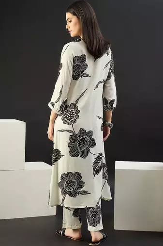 Women Floral Printed Regular Kurta with Trousers