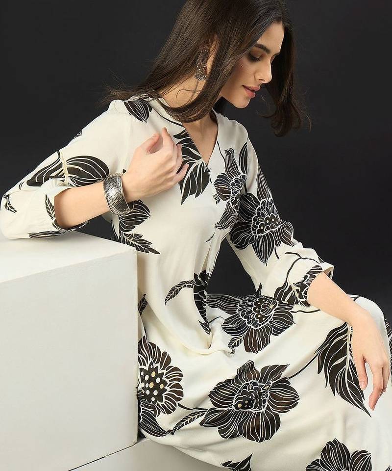 Women Floral Printed Regular Kurta with Trousers