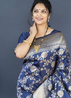 Navy blue banarasi silk blend saree with floral zari weaving 4