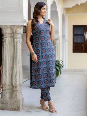 Women Printed Regular Pure Cotton Kurta with Trousers 5
