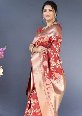 Red banarasi silk blend saree with floral zari weaving 4