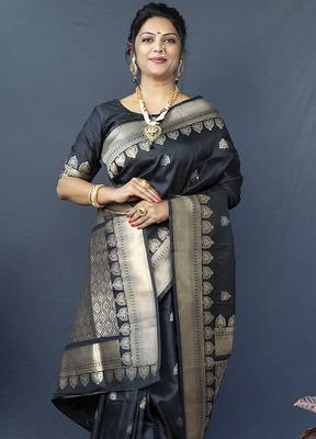 Black banarasi silk blend saree with silver zari border & woven pallu 3