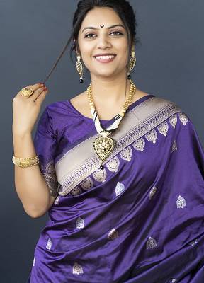 Violet banarasi silk blend saree with silver zari border & woven pallu 4