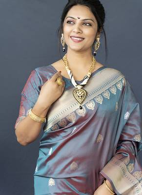 Grey banarasi silk blend saree with silver zari border & woven pallu 4