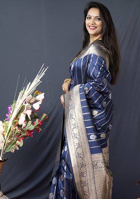 Navy blue banarasi silk blend saree with zari border & woven pallu 4