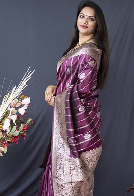 Wine banarasi silk blend saree with zari border & woven pallu 4