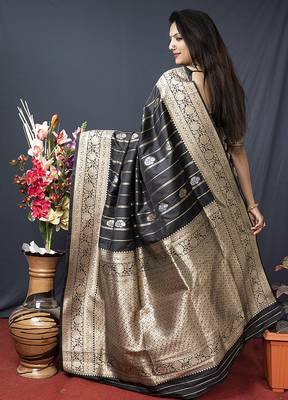 Black banarasi silk blend saree with zari border & woven pallu 2