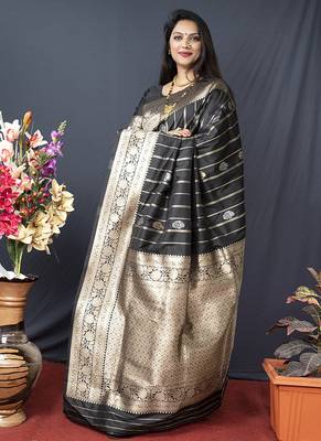 Black banarasi silk blend saree with zari border & woven pallu 3