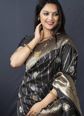Black banarasi silk blend saree with zari border & woven pallu 4