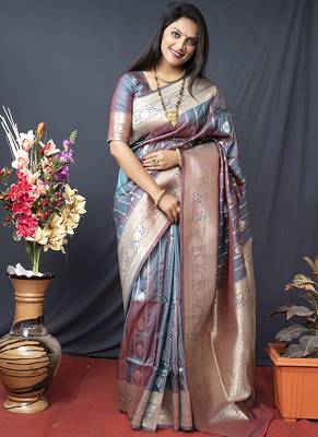 Grey banarasi silk blend saree with zari border & woven pallu 3