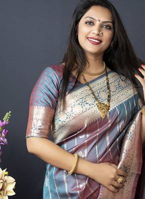 Grey banarasi silk blend saree with zari border & woven pallu 4