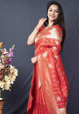 Red banarasi silk blend saree with zari border & woven pallu 2