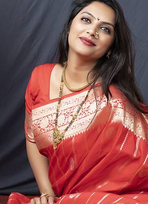 Red banarasi silk blend saree with zari border & woven pallu 3