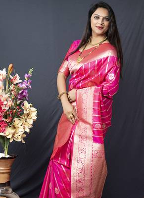Rani pink banarasi silk blend saree with zari border & woven pallu 3
