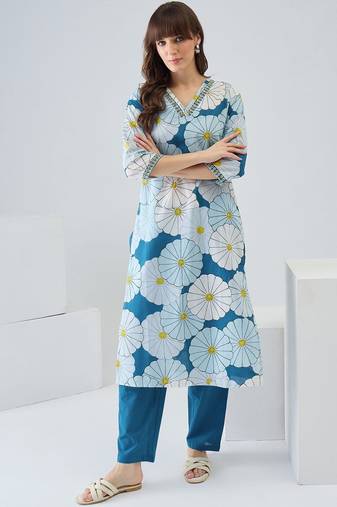 Women Floral Printed Regular Thread Work Pure Cotton Kurta with Trousers