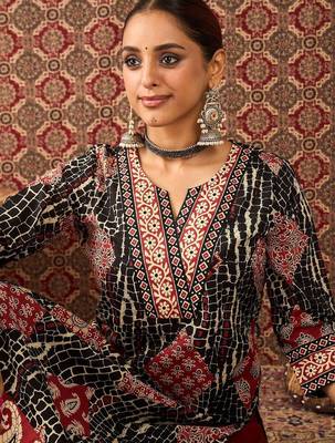 Women Ethnic Motif Printed Pure Cotton Straight Kurta Trousers Set 3