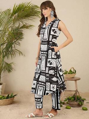 Women Geometric Printed Aline Calf Length Kurta with Trousers 4