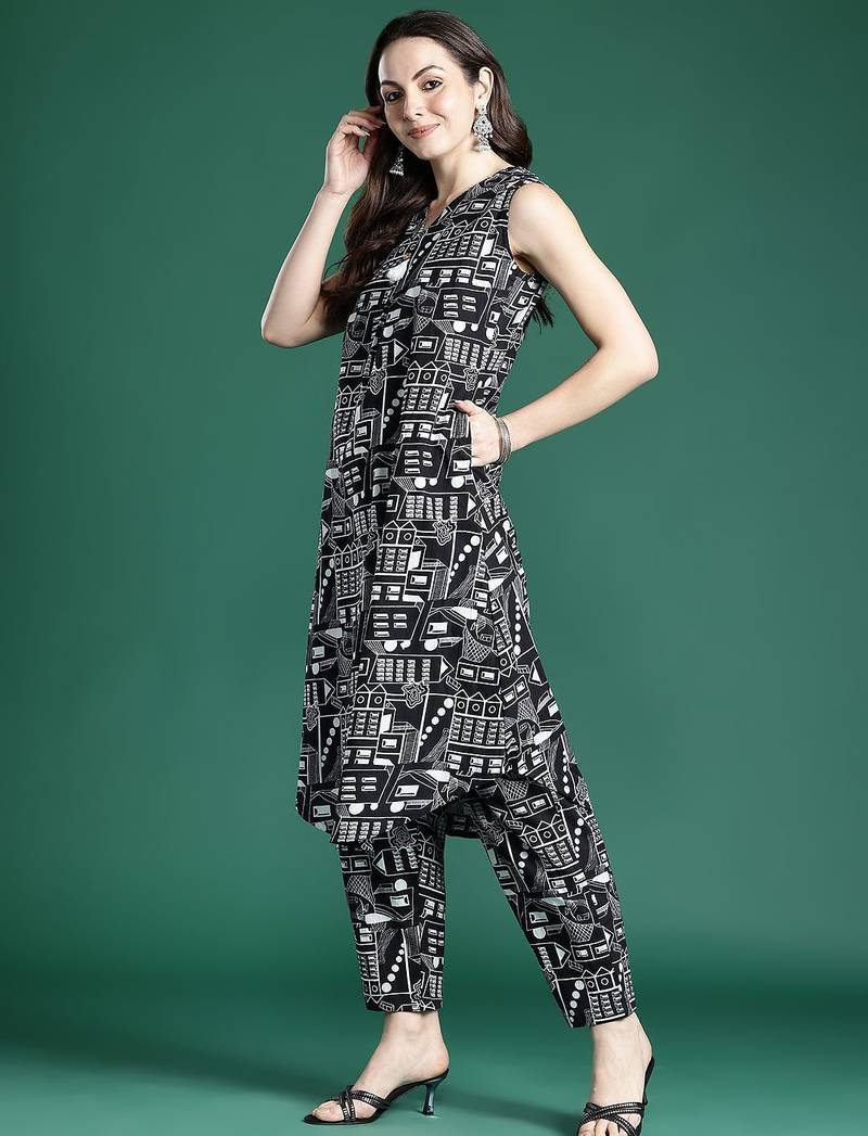 Women Printed Pleated Pure Cotton Kurta with Trousers