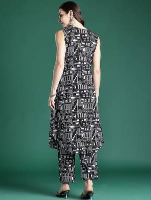 Women Printed Pleated Pure Cotton Kurta with Trousers 5