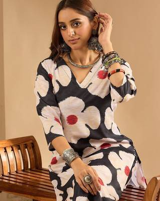 Floral Printed V Neck Kurta With Trousers 2