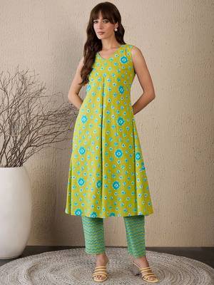 Women Printed Regular Pure Cotton Kurta with Trousers 2