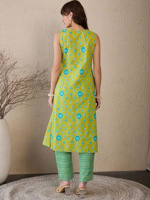 Women Printed Regular Pure Cotton Kurta with Trousers 6