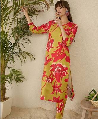Women Floral Printed Regular Kurta with Trousers 1