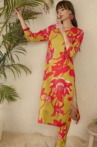 Women Floral Printed Regular Kurta with Trousers