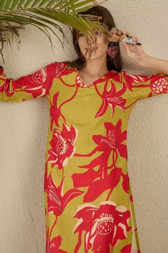 Women Floral Printed Regular Kurta with Trousers