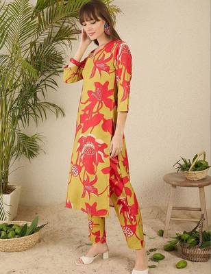 Women Floral Printed Regular Kurta with Trousers 3