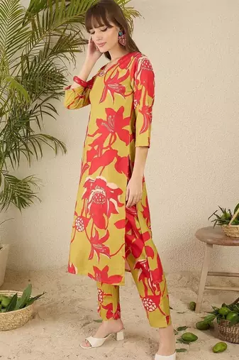 Women Floral Printed Regular Kurta with Trousers