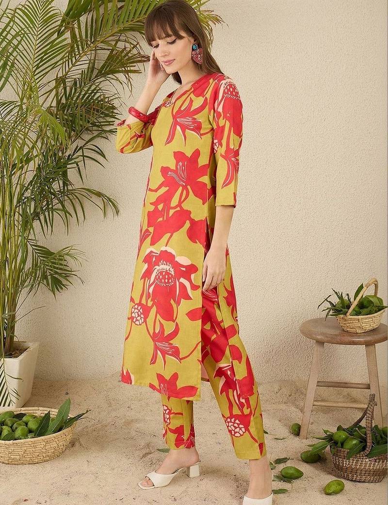 Women Floral Printed Regular Kurta with Trousers