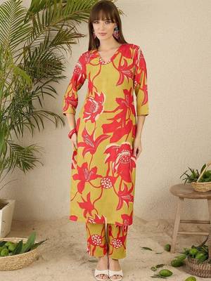 Women Floral Printed Regular Kurta with Trousers 5