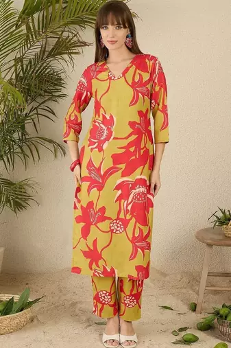 Women Floral Printed Regular Kurta with Trousers