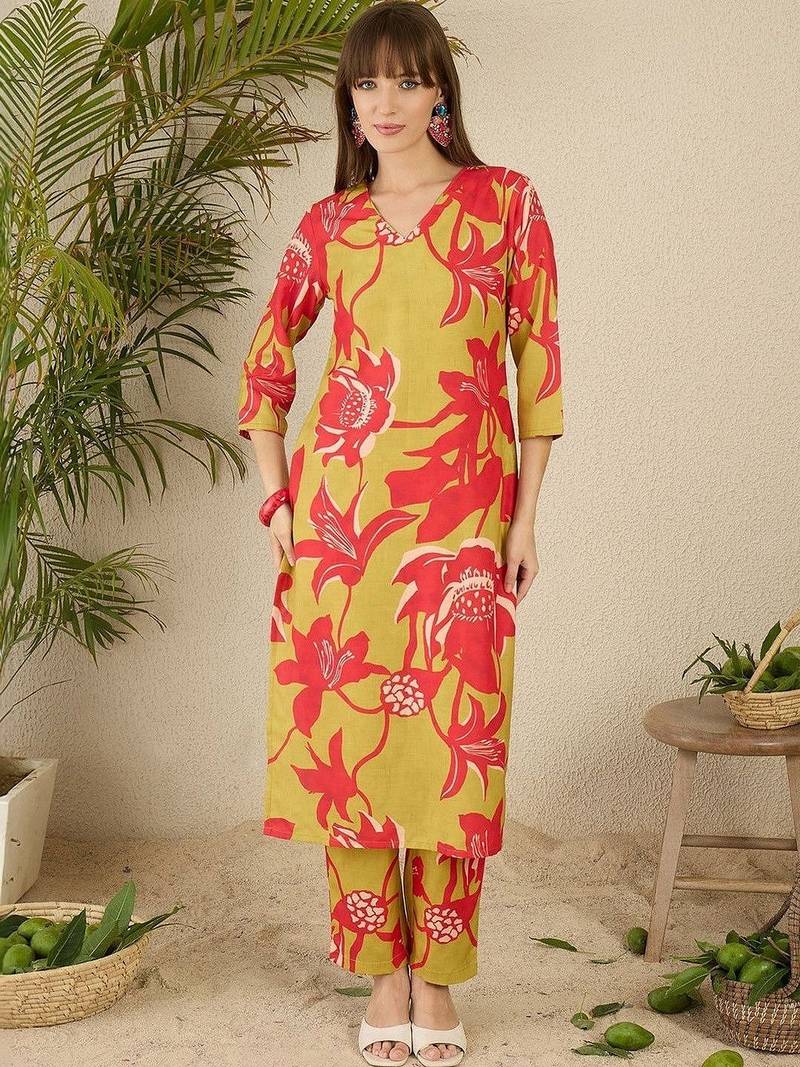 Women Floral Printed Regular Kurta with Trousers