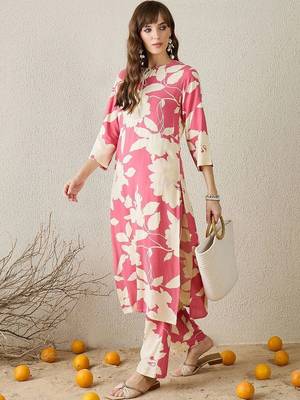 Women Floral Printed Regular Kurta with Trousers 1