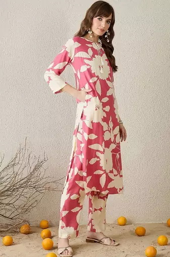 Women Floral Printed Regular Kurta with Trousers