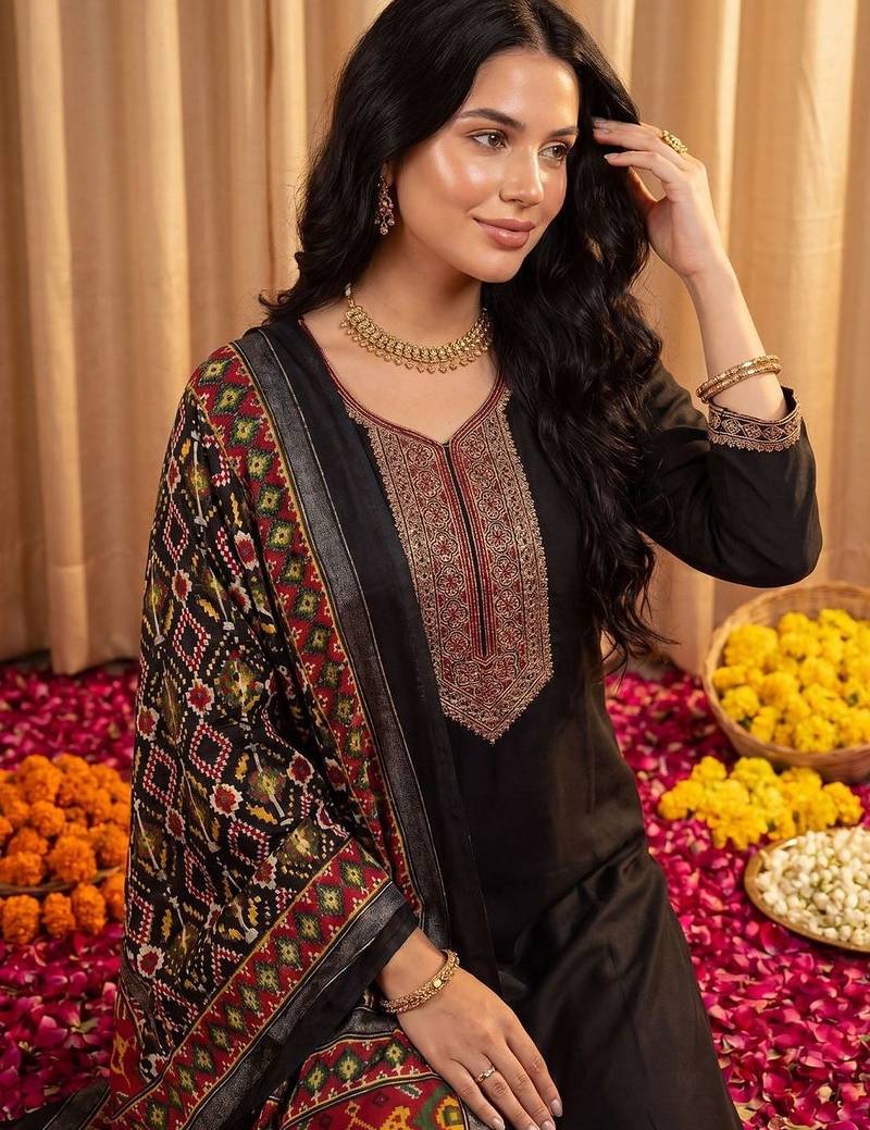 Women Ethnic Motifs Embroidered Regular Thread Work Kurta with Trousers & With Dupatta