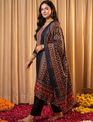Women Ethnic Motifs Embroidered Regular Thread Work Kurta with Trousers & With Dupatta 3