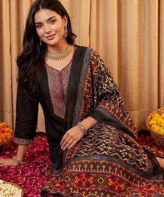Women Ethnic Motifs Embroidered Regular Thread Work Kurta with Trousers & With Dupatta 5