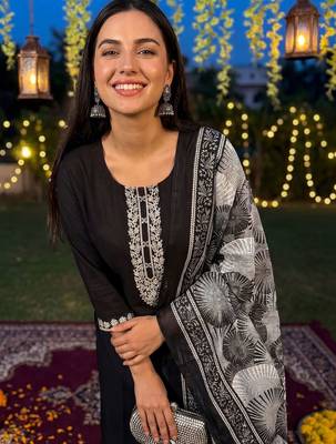 Women Embroidered Regular Thread Work Kurta with Trousers & With Dupatta 2