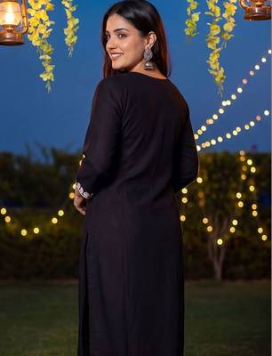 Women Embroidered Regular Thread Work Kurta with Trousers & With Dupatta 4