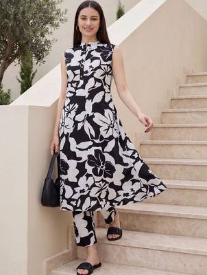 Women Floral Printed Regular Pure Cotton Kurta with Trousers 5
