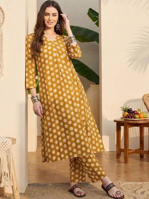 Women Printed Regular Pure Cotton Kurta with Trousers 5